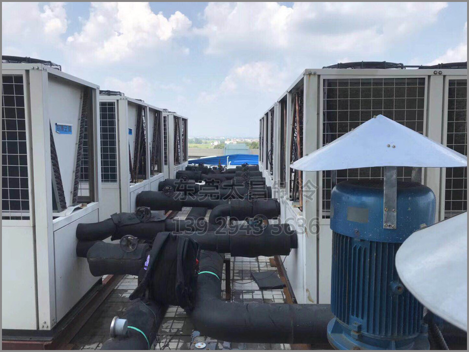 鳳崗某小區(qū)中央空調機組 鳳崗某小區(qū)中央空調機組